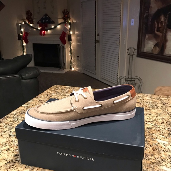 Tommy Hilfiger size 13.. - Picture 7 of 7